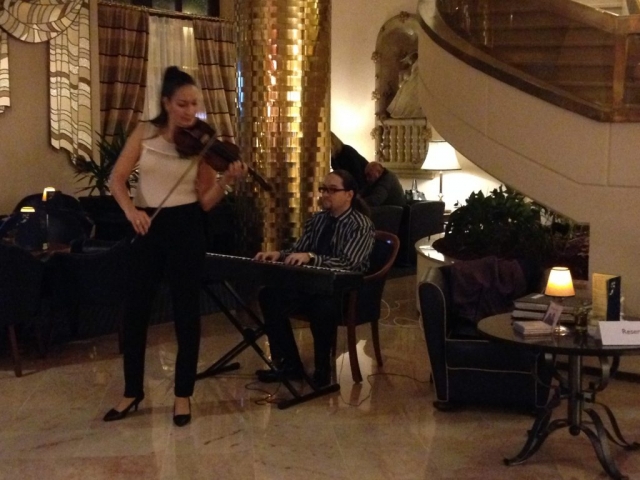 Levande musik i hotellfoajén.