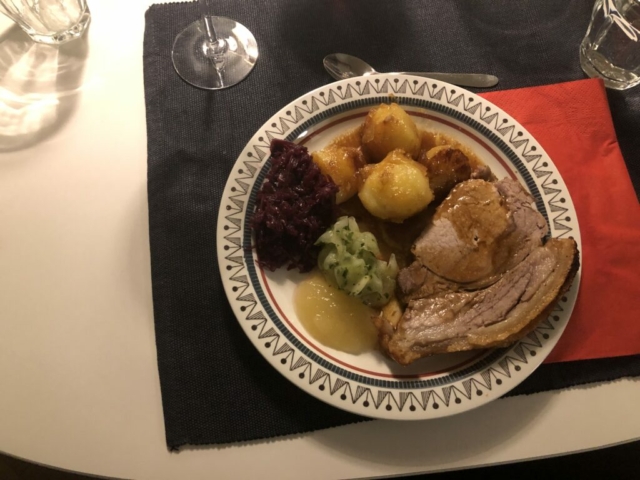 Huvudrätt, flæskesteg med sovs, brune kartofler, rødkål, agurk og æblemos!