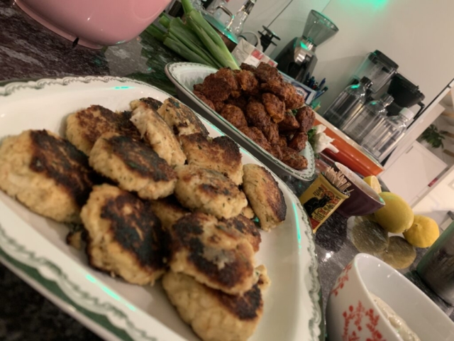 Drinksnacks. Crabcakes och chorizo/sötpotatisbullar.