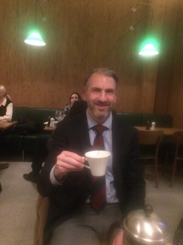 Herr Petersson är lycklig över att äntligen ha fått kaffe.