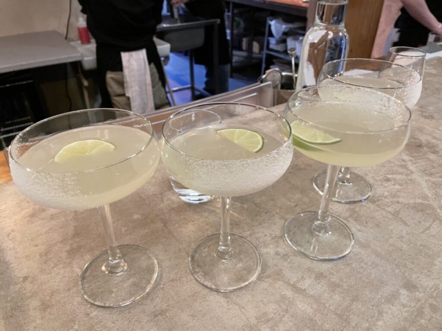 Mötet är avklarat och vi dricker en mezcalcocktail på Maya Cantina.